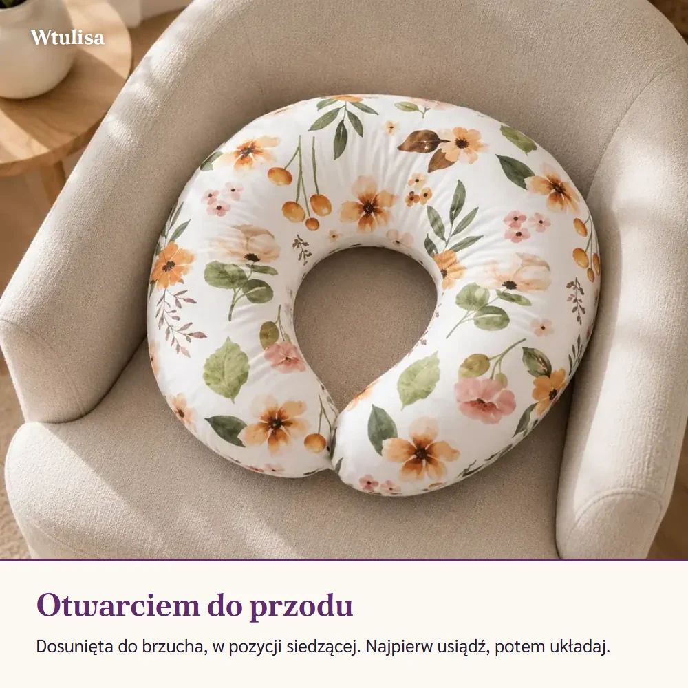 Poduszka do karmienia leży sama na jasnym fotelu, otwarciem do przodu