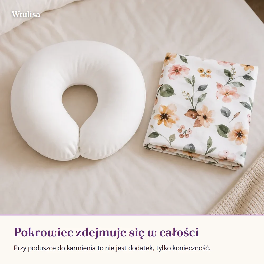 Pokrowiec w kwiatowy wzór zdjęty i złożony obok poduszki bez pokrowca